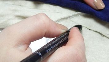 Traseaza cateva linii cu un marker pe un tricoul vechi si il transforma intr-o piesa vestimentara la moda