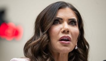 Kristi Noem, prima reacție după ce s-a aflat că soțul ei e travestit și trăiește o viață dublă. Deși are trei copii și e bunic, își dorește un ”bust ridicol de mare”
