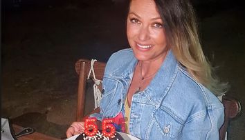Anca Țurcașiu, în vacanță romantică de ziua ei. Apariție superbă în costum de baie la 55 de ani