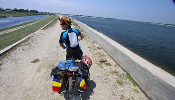 Prima femeie din Romania care pleaca in jurul lumii pe bicicleta. Strabate 13 tari si 15.000 de km pentru a-si indeplini un vis
