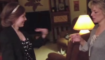 Incearca sa ii arate mamei ei inelul de logodna, dar ce s-a intampla a depasit toate asteptarile. Reactie geniala VIDEO