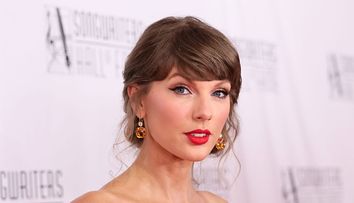 Taylor Swift s-a căsătorit într-o rochie Dior și a pășit spre altar pe una dintre piesele ei celebre! Adam Sandler a fost ”preotul” și nu au existat domnișoare de onoare