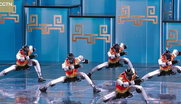 Ascensiunea roboților KUNG FU! Urmăriți cum umanoizii chinezi execută lovituri, sărituri și mișcări cu nunchuck, îmbrăcați în vestuțe roșii