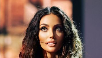 Claudia Pavel, ipostază provocatoare în costum de baie. Rar o vedem pe artistă pozând așa