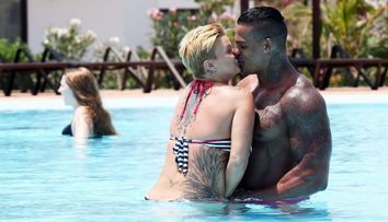 Cuplul care nu a putut trece neobservat la piscina. Cum au fost surprinsi cei doi indragostiti