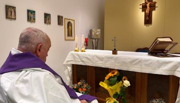 Vaticanul a publicat prima imagine a Papei Francisc din spital, de când a început tratamentul pentru dublă pneumonie. El nu a mai fost văzut în public de atunci