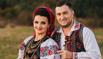 VIDEO Doi cântăreți de muzică populară și-au început povestea de iubire de la un simplu salut