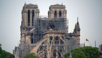 Semnficaţia incendiului de la Notre-Dame: un episcop vede un mesaj pentru Franţa, unii internauţi îl zăresc pe Iisus