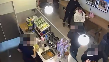 Momentul șocant când unei actrițe din ”Bridgerton” i se fură telefonul mobil. Aceasta, spre surprinderea tuturor, pune hoțul la pământ și îl bate cu iPhone-ul recuperat