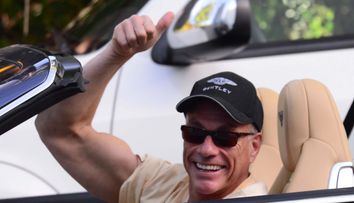 Nu au avut nici cea mai vagă idee că sunt fotografiați. Cum au fost surprinși Jean-Claude Van Damme și soția sa