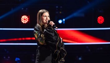Vocea României 2024, 4 octombrie. Lavinia Jitaru a interpretat piesa lui Theo Rose „Nu mă duc la club”.  Antrenoarea s-a ridicat de pe scaun și și-a pus mâinile în cap. Nu se aștepta să o vadă la Vocea României: „E una dintre preferatele mele din mediul online.”