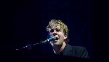 Moment impresionant! Tom Odell a cântat pentru refugiații ucraineni, în Gara de Nord din București