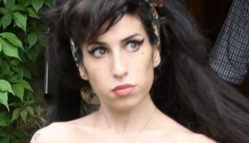 Tatal lui Amy Winehouse vrea sa scrie o carte despre aceasta