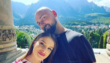 Alex Marcu, sfâșiat de durere la înmormântarea Teodorei. Ce gest a făcut bărbatul în timp ce sicriul cu trupul neînsuflețit al soției sale era coborât în groapă