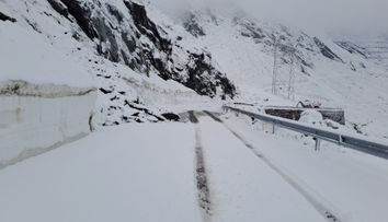 Meteorologii anunţă averse, descărcări electrice, vânt puternic şi vreme deosebit de rece. La Bâlea Lac stratul de zăpadă măsoară 16 centimetri VIDEO