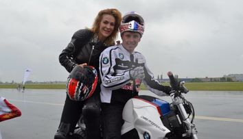 Roxana Ciuhulescu ii face concurenta lui Chris Pfeiffer 

la acrobatii pe doua roti