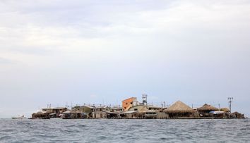 Este considerata cea mai aglomerata insula din lume. Unde se afla si in ce conditii traiesc locuitorii ei