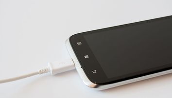 Cum sa-ti cureti telefonul fara sa-l desfaci. Trucul care te va ajuta sa prelungesti viata smartphone-ului