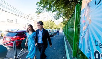 Imagini din casa în care Nicușor Dan locuiește cu chirie. Primarul Capitalei a dezvăluit cât plătește lunar pentru „o cameră și două dormitoare la mansardă”