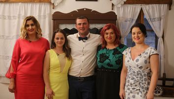 VIDEO Ferma lui Vasile s-a umplut de fete: patru ale lui, două ale fratelui