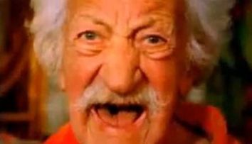 2 pensionari se drogheaza la 98 de ani! VIDEO