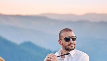 Ștefan Mandachi, poză virală cu doi bătrâni din Ucraina fugiți din calea războiului