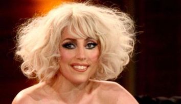Ziua cand Lady Gaga a incetat sa socheze. A trecut aproape neobservata pe strada, dupa un lung sir de aparitii controversate