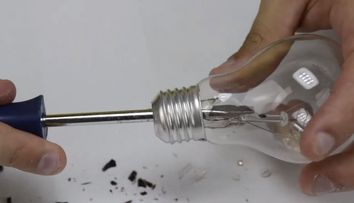Simplu si ingenios! A gaurit un bec cu o surubelnita si l-a transformat intr-un accesoriu fantastic pentru casa