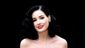 Ghiceste ai cui sunt sanii super sexy din imagine! UPDATE: Raspuncul corect este Dita Von Teese!