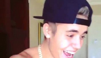 Justin Bieber, sub influenta substantelor interzise? Artistul este incoerent si nu se poate opri din ras intr-un clip publicat chiar de el