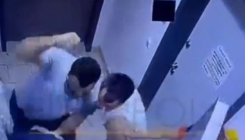Imagini care îți dau fiori într-un magazin din Roman. Un bărbat este lovit cu pumnii și picioarele de către trei tineri