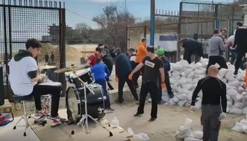 Acesta este spiritul ucrainean! Cum își apără orașul tinerii din Odesa