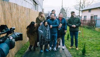 Visuri la cheie, 4 martie 2026. S-a mutat autocarul, iar familia Niculae din comuna Tărtășești pășește în curte. Reacția bunicii te emoționează până la lacrimi: „Asta-i casa noastră, mamă?”