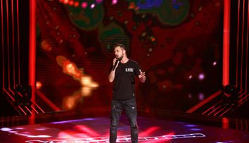 Dupa cateva secunde pe scena Vocea Romaniei, i-a impresionat pe toti cu vocea sa. Piesa care i-a adus ropote de aplauze la final
