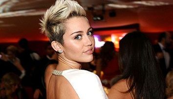 Coboratul din masina, cel mai aprig dusman al vedetelor. Miley Cyrus a avut parte de un accident vestimentar pe placul barbatilor