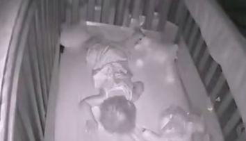 A montat o camera in dormitorul copiilor, dar nu se astepta sa surprinda aceste imagini. Ce se intampla in timpul noptii