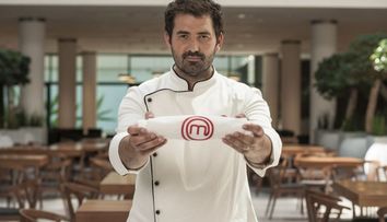 Chef Adrian Hadean a implinit 38 de ani. Ce surpriza i-au pregatit colegii lui din juriul 