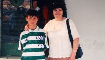 Îl recunoști? A avut o copilărie marcată de sărăcie, dar ambiția, talentul și sacrificiile mamei l-au transformat în unul dintre cei mai mari fotbaliști din istorie