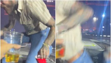Artist de renume mondial, moment stânjenitor în timpul concertului! A încercat să ciocnească paharul cu un fan, dar căzut de pe scenă VIDEO