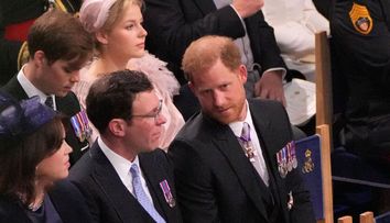 Un cititor pe buze dezvăluie ce comentariu acid a făcut prințul Harry la încoronarea regelui Charles al III-lea