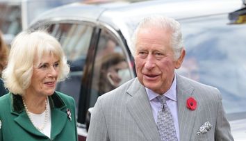 Regele Charles III și soția Camilla, atacați cu ouă în timpul unei vizite la York. Protestatarul a fost arestat