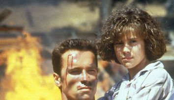 Cine e fetita din bratele lui Arnold: 32 de ani de la filmul in care o actrita stralucitoare debuta pe marele ecran