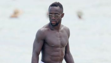 Si-au asorat costumele de baie. Cum au fost surprinsi Bacary Sagna si sotia lui la plaja 