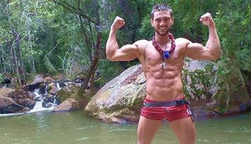 Dorian Popa, mandru de familia sa. Cantaretul s-a fotografiat alaturi de bunica sa