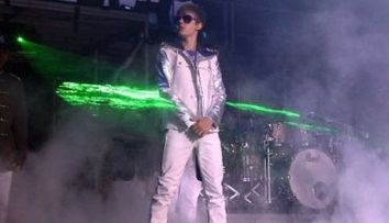 Justin Bieber lovit cu oua in timpul concertului! VIDEO