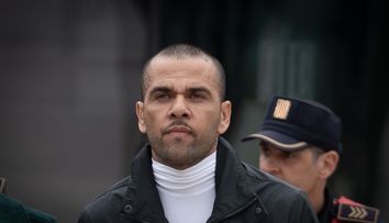 Primele imagini cu Dani Alves la ieșirea din închisoare. A plătit o cauțiune uriașă, după ce a fost condamnat pentru viol -VIDEO