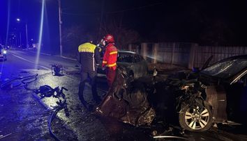 Doi tineri, de 17 și 21 de ani, au murit arși de vii, după ce au intrat cu mașina pe contrasens și s-au ciocnit violent cu un alt autoturism VIDEO