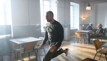 În episodul 5 din serialul „Cei trimiși”, un personaj misterios își face apariția: „Am ceva foarte valoros în interiorul capului”