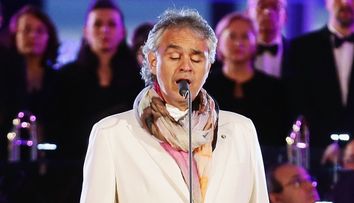 Andrea Bocelli, surprins la plaja alaturi de sotia cu 25 de ani mai tanara! Cat de frumoasa e femeia care l-a cucerit