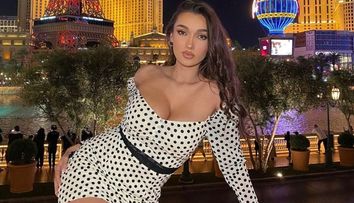 Viviana Sposub a întors toate privirile la plajă! Vedeta și-a etalat formele de zeiță în costum de baie